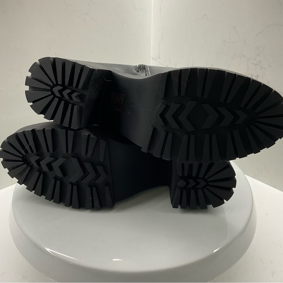 Chunky 3” Heeled Chelsea Boots with gold chain detail size 39 (7.5) - Picture 9 of 10